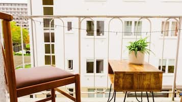 Familien-Vierbettzimmer, Küche, Blick auf den Innenhof | Blick vom Balkon