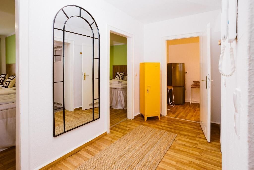 Habitación cuádruple familiar, cocina, vista al patio | Tabla de planchar con plancha 