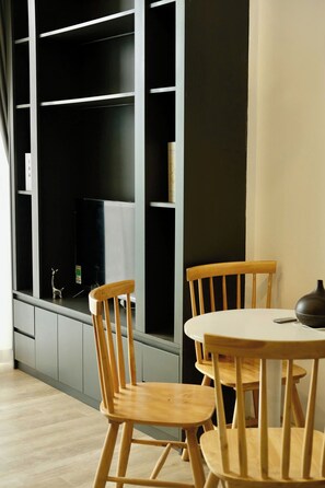 Appartamento, balcone, vista città | Interni