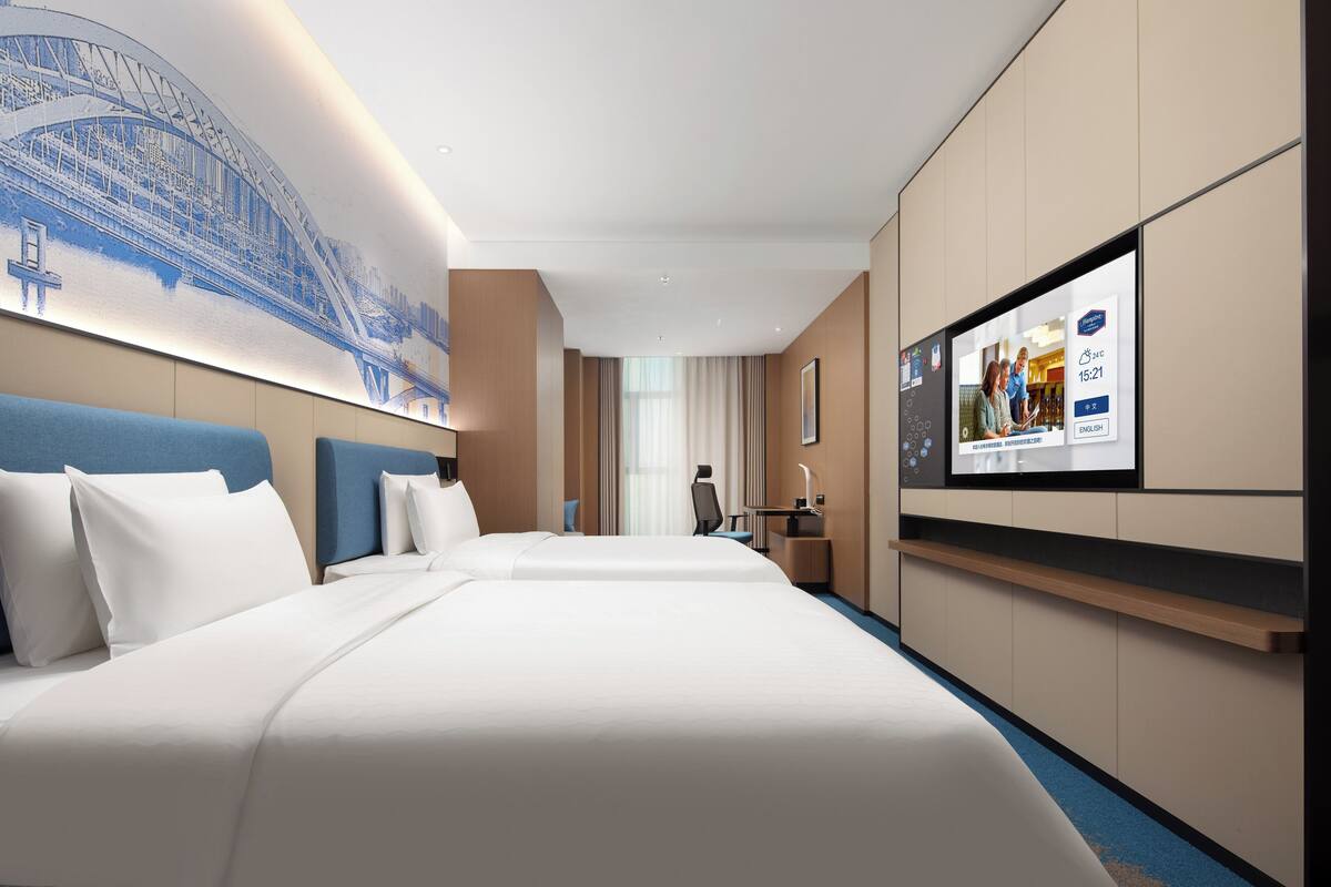 Tomannsrom – comfort | Skrivebord, skrivebord for bærbar PC, blendingsgardiner og lydisolert