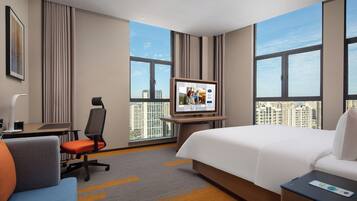 Kamar Comfort | Meja kerja, ruang kerja ramah laptop, dan tirai kedap cahaya