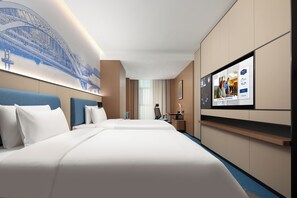 Desk, laptop workspace, blackout curtains, soundproofing - Hampton by hilt Yingtan (Yingtan)