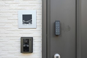 Exterior detail - 15 min. by cab from airport / 1.1 km from train station / 67m2 / 1 house / max. 6 people in 2x bedrooms / 25 min. from Shinkansen station (Ota-ku)