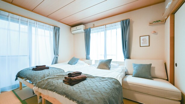 2 bedrooms, iron/ironing board, free WiFi, bed sheets - A 15-minute taxi ride from Haneda Airport. A perfect standalone house for families and groups to use as a base during their stay in Tokyo. (Ota-ku)