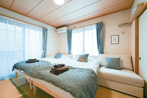 2 bedrooms, iron/ironing board, Internet, bed sheets - 15 min. by cab from airport / 1.1 km from train station / 67m2 / 1 house / max. 6 people in 2x bedrooms / 25 min. from Shinkansen station (Ota-ku)