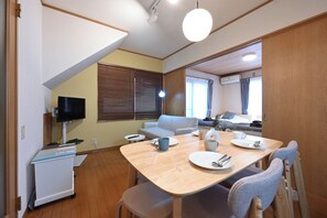 Interior - 15 min. by cab from airport / 1.1 km from train station / 67m2 / 1 house / max. 6 people in 2x bedrooms / 25 min. from Shinkansen station (Ota-ku)