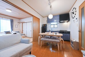 Interior - 15 min. by cab from airport / 1.1 km from train station / 67m2 / 1 house / max. 6 people in 2x bedrooms / 25 min. from Shinkansen station (Ota-ku)