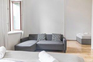 Basic Apartment - Stylish Modern 2BR Near Vienna AKH (Vienna)