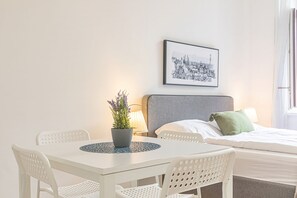 Basic Apartment | Dining - Stylish Modern 2BR Near Vienna AKH (Wien)