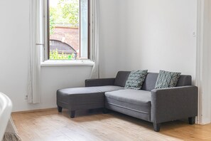 Basic Apartment | Living area - Stylish Modern 2BR Near Vienna AKH (Wien)