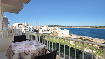 Apartamento, vista para o mar | Opções para refeição ao ar livre