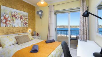 Apartamento, vista para o mar | Cortinas blackout, ferros/tábuas de passar roupa, Wi-Fi de cortesia