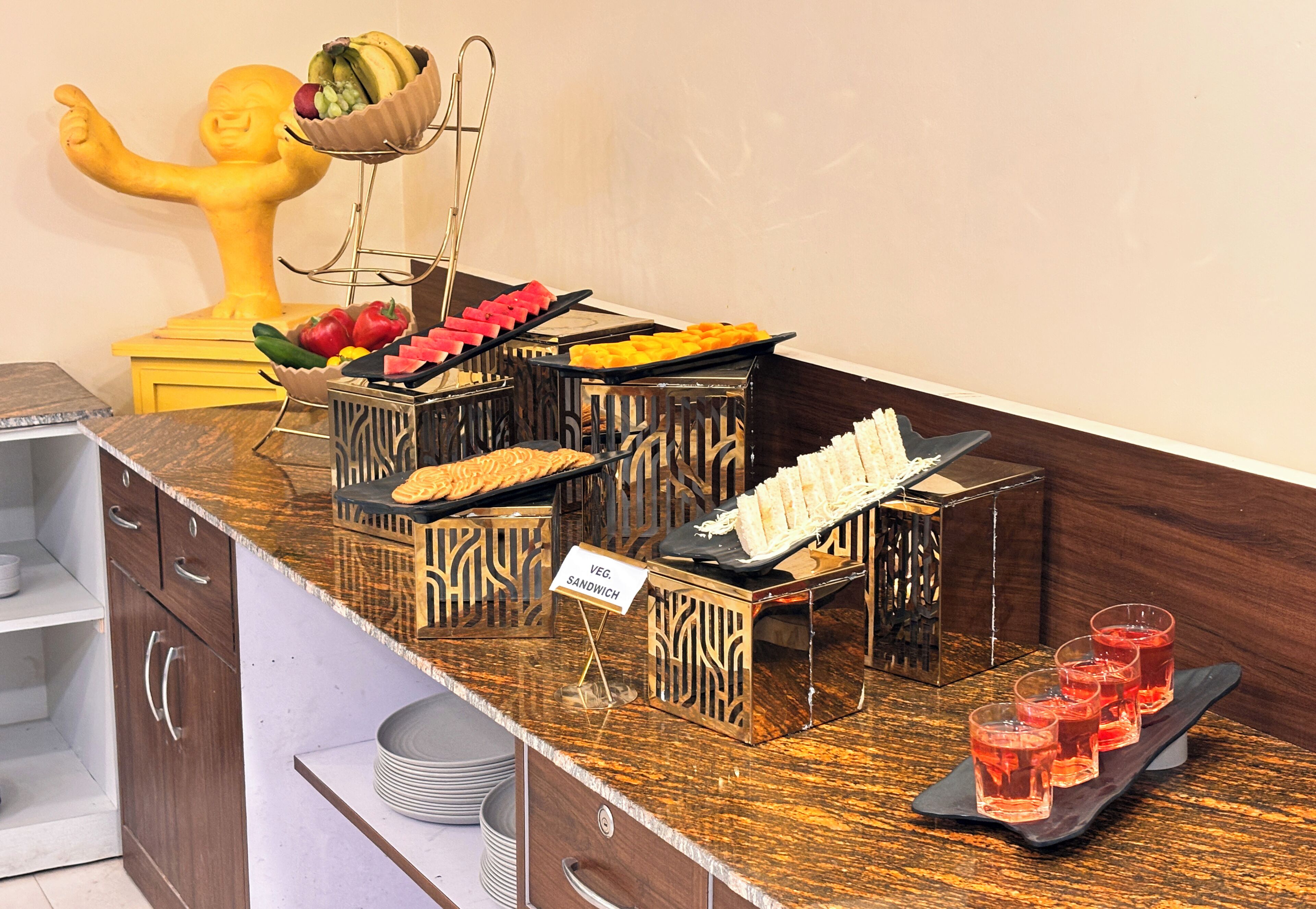 Un montaje de buffet con diversos alimentos y bebidas.