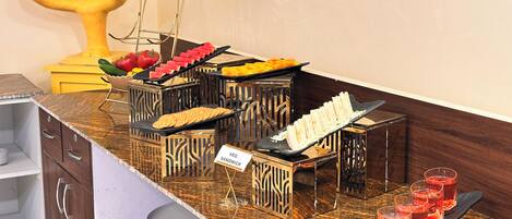 Un montaje de buffet con diversos alimentos y bebidas.