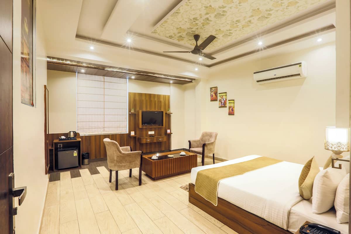 Desk, soundproofing, free WiFi