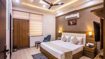Royal Deluxe | Premium bedding, minibar, desk, laptop workspace