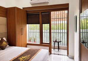 Habitación Deluxe doble, vistas a la ciudad | Ropa de cama de alta calidad, minibar, escritorio
