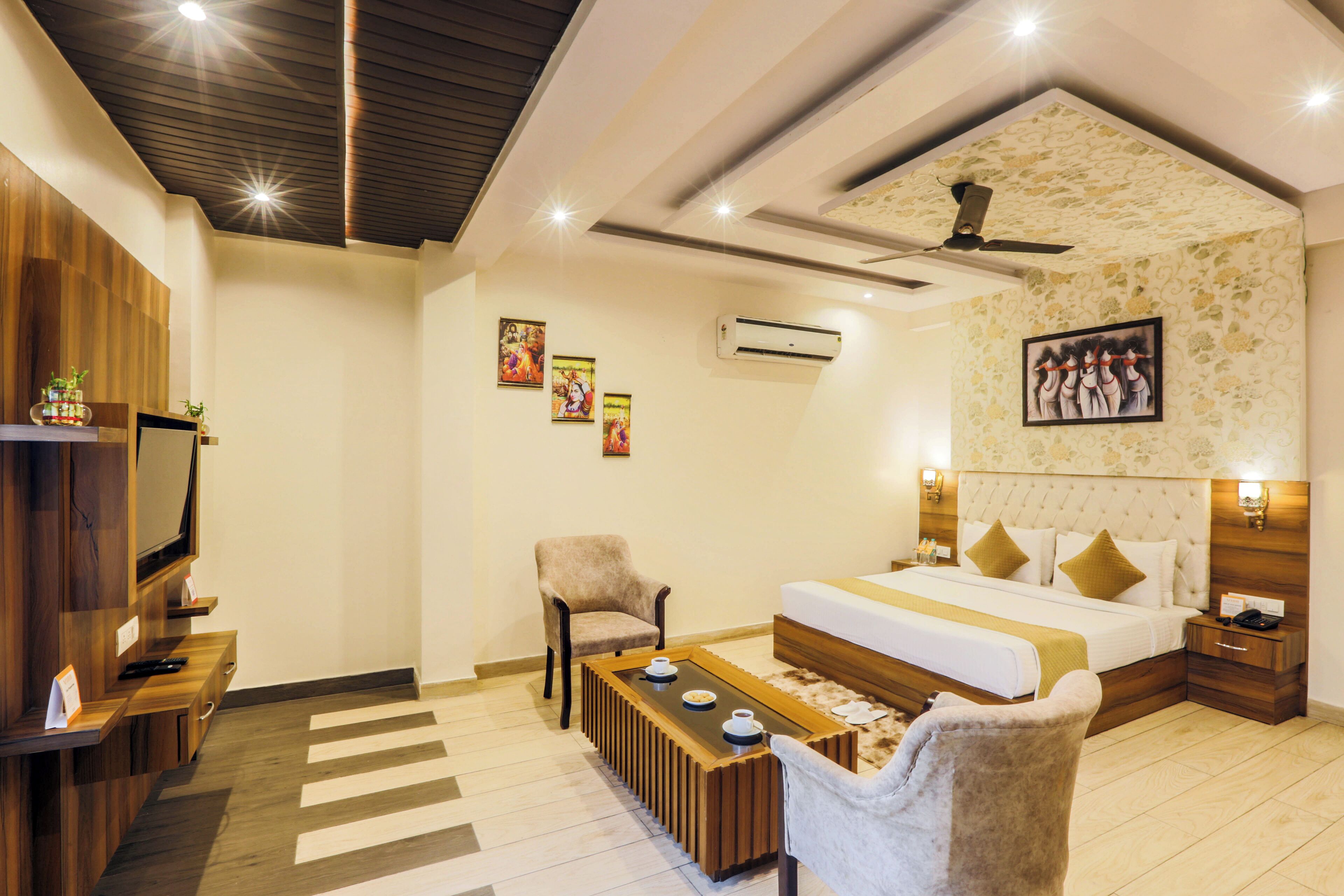 Executive Room | Premium bedding, minibar, desk, laptop workspace