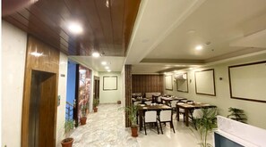 Dining - Vinn Signature Prime by Vesta (Jaipur)