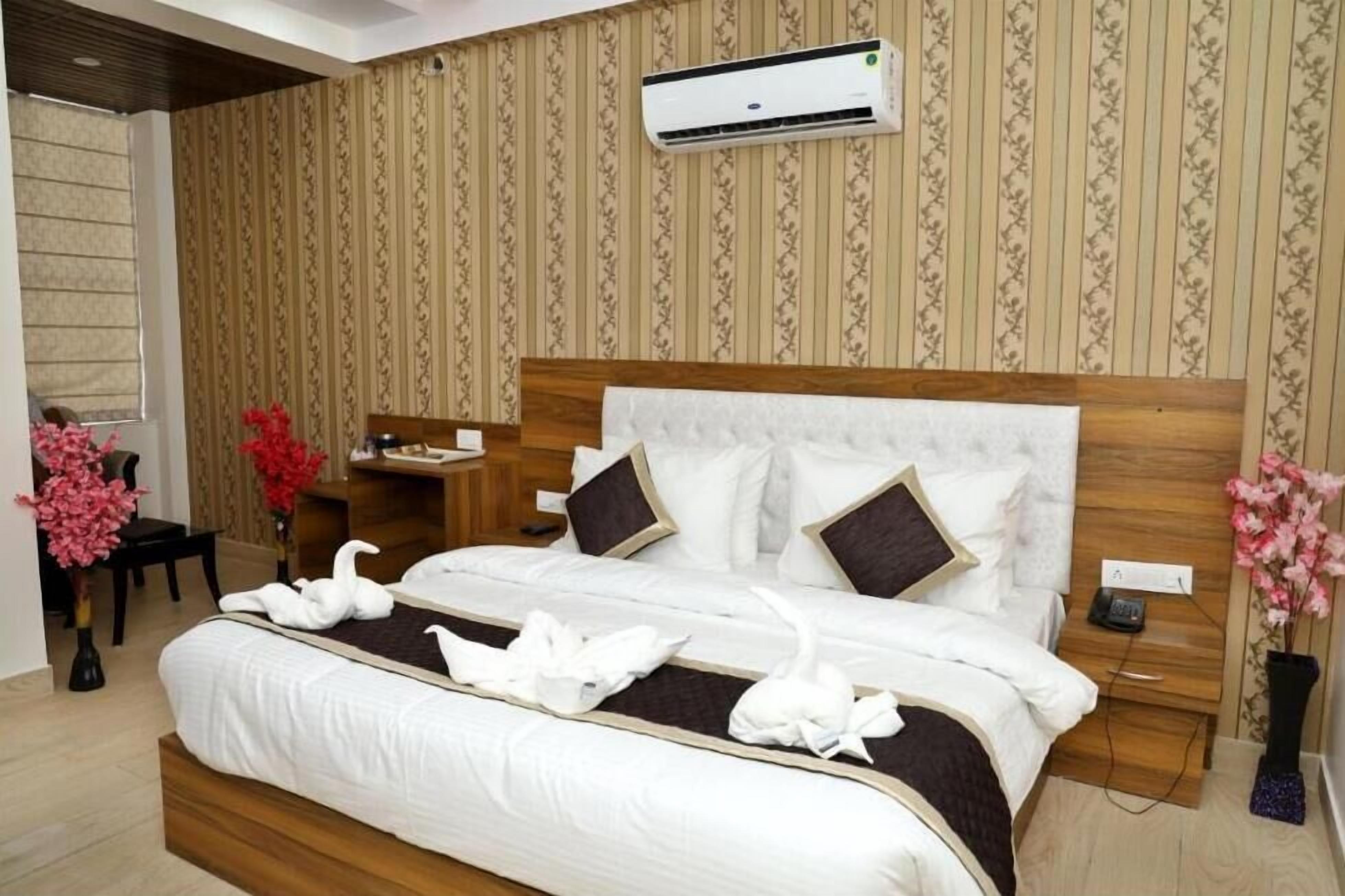 Superior Double Room, City View | Desk, free WiFi