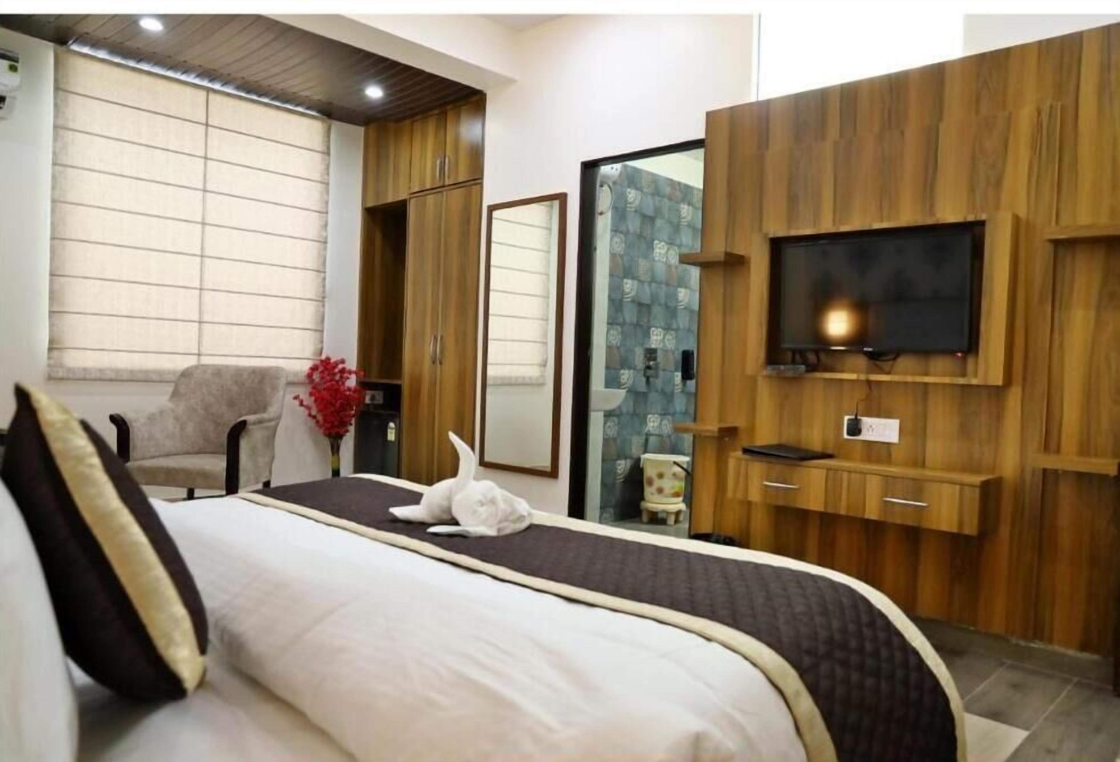 Family Suite, City View | Desk, free WiFi