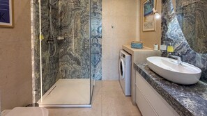 Căn hộ (18) | Phòng tắm | Buồng tắm vòi sen, khăn tắm 