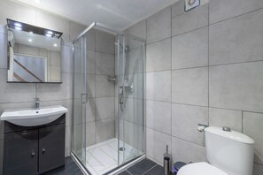 Shower, hair dryer, towels, soap - Holiday cottage in the Dordogne – Gite la Grange 24, near Perigueux, Brantome (Saint-Martial-d'Albarède)