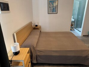 1 bedroom, WiFi, bed sheets - Longstock (Puglia)