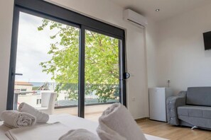 Double Room, Balcony, Sea View | Hypo-allergenic bedding, soundproofing, free WiFi, bed sheets - Azure Bay Resort (Sarande)