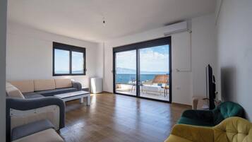 Hypo-allergenic bedding, soundproofing, free WiFi, bed sheets