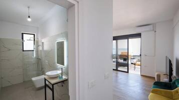 Hypo-allergenic bedding, soundproofing, free WiFi, bed sheets