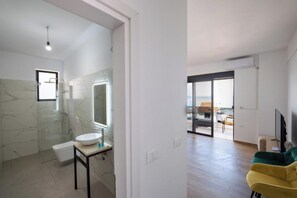 Hypo-allergenic bedding, soundproofing, free WiFi, bed sheets - Azure Bay Resort (Sarande)