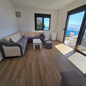 Hypo-allergenic bedding, soundproofing, free WiFi, bed sheets - Azure Bay Resort (Sarande)