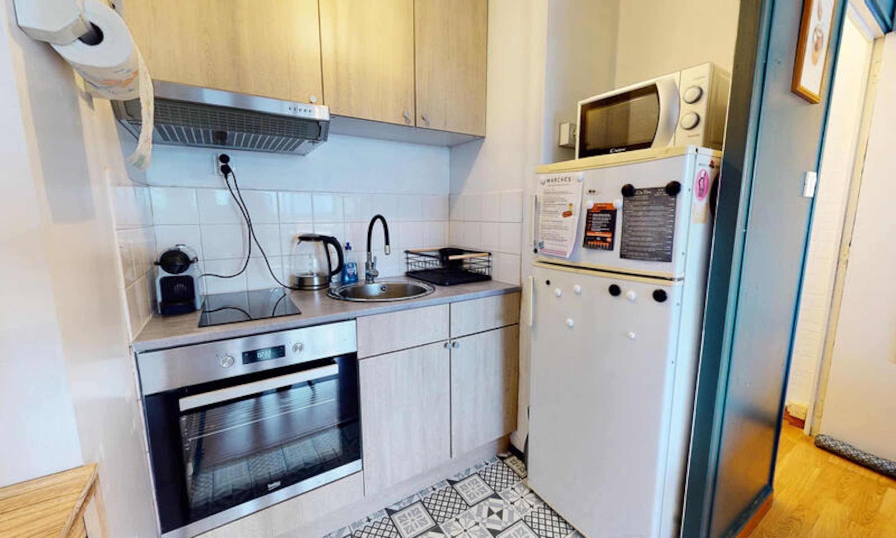 Fridge, microwave, oven, coffee/tea maker