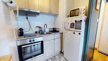 Fridge, microwave, oven, coffee/tea maker