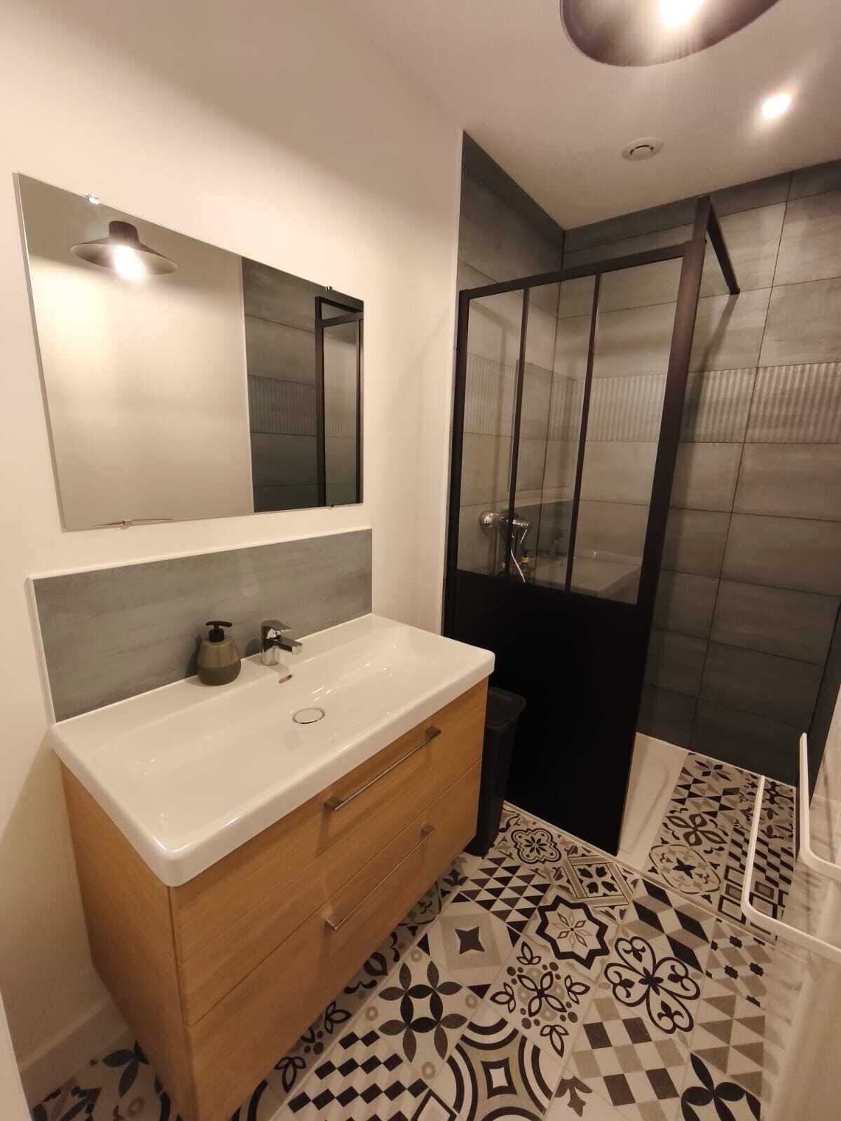 Sèche-cheveux, serviettes fournies, savon, papier toilette