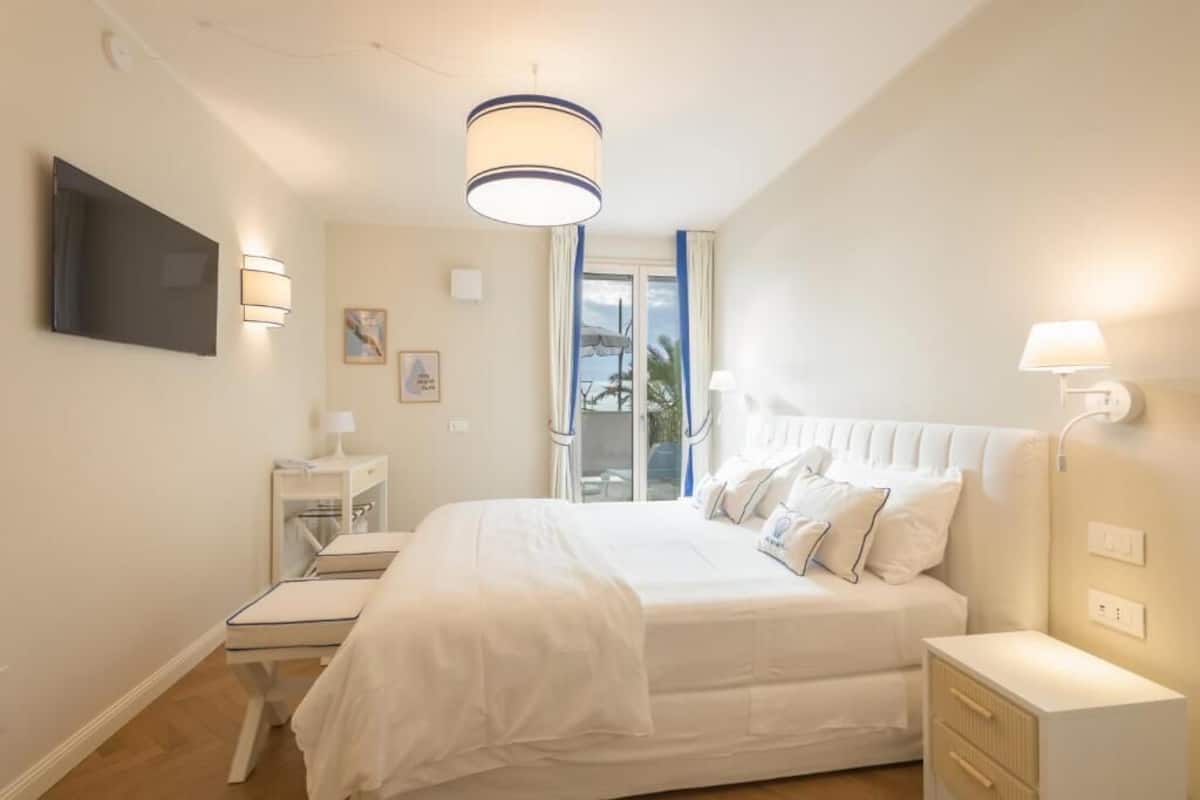 Deluxe Double Room, Sea View | In-room safe, blackout drapes, soundproofing, free WiFi