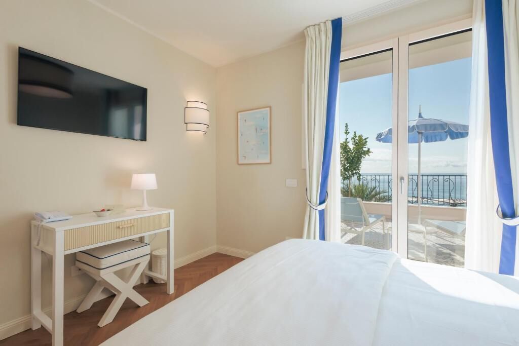 Deluxe Double Room, Sea View | In-room safe, blackout drapes, soundproofing, free WiFi