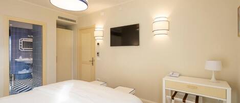 Phòng đôi Deluxe, quang cảnh biển | Két bảo mật tại phòng, màn/rèm cản sáng, phòng cách âm