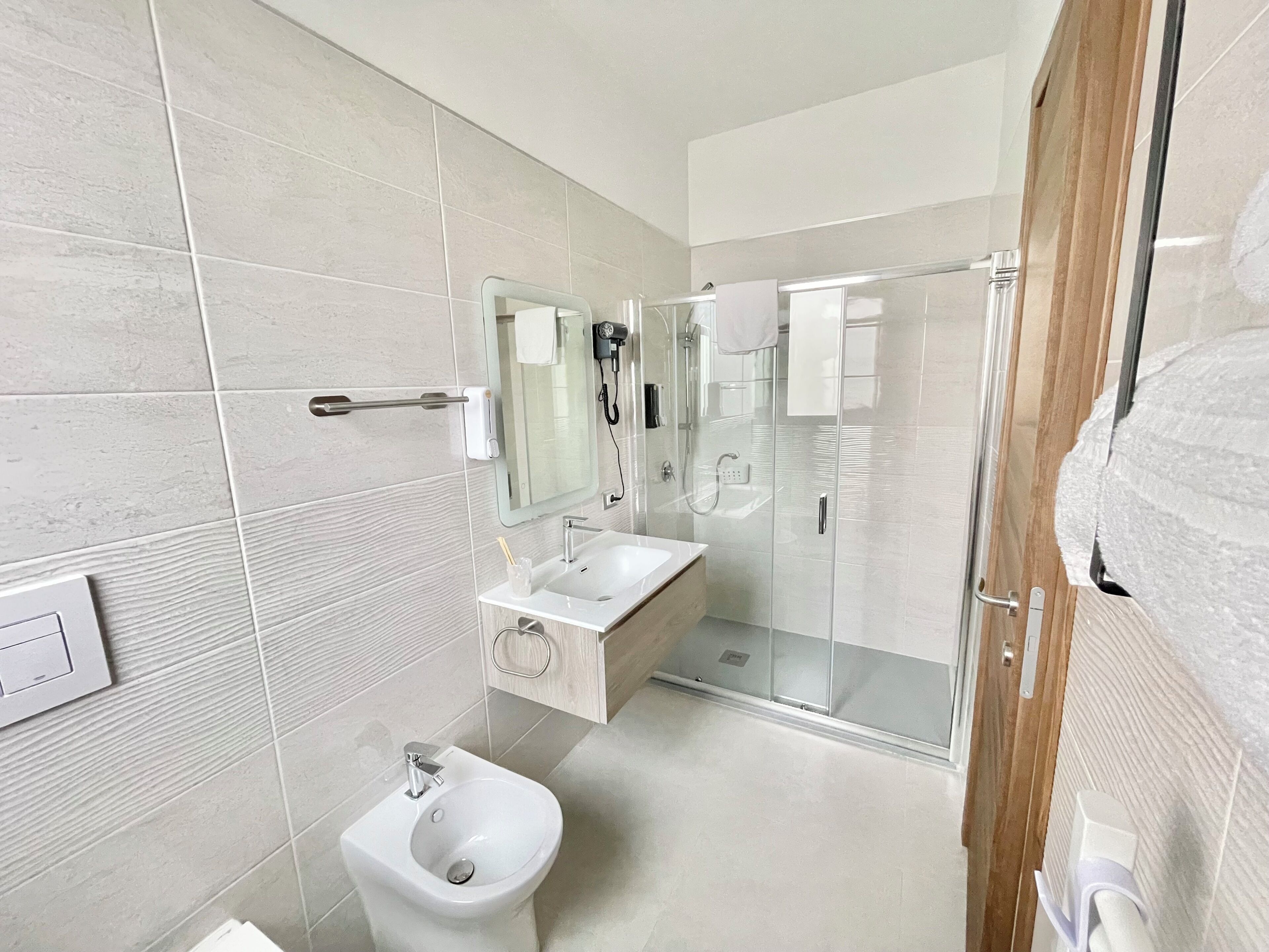 Douche, sèche-cheveux, chaussons, serviettes fournies