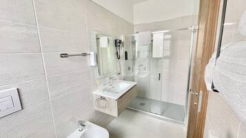 Douche, sĂšche-cheveux, chaussons, serviettes fournies