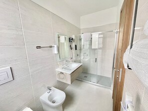 Shower, hair dryer, slippers, towels - La Candela Affittacamere  (Candela)