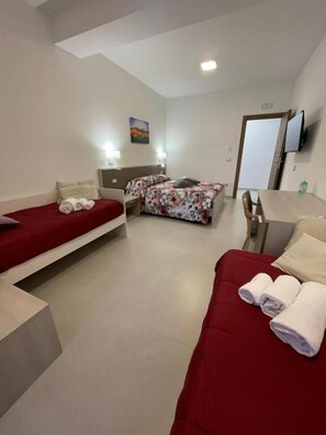 In-room safe, desk, laptop workspace, blackout drapes - La Candela Affittacamere  (Candela)