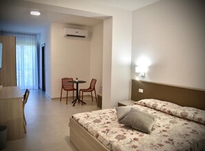 Chambre Simple Confort, 1 très grand lit, salle de bains privée | Coffres-forts dans les chambres, bureau