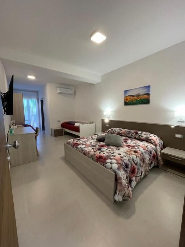 In-room safe, desk, laptop workspace, blackout drapes - La Candela Affittacamere  (Candela)