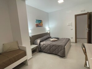 In-room safe, desk, laptop workspace, blackout drapes - La Candela Affittacamere  (Candela)