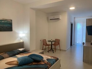 Comfort Single Room, 1 King Bed, Private Bathroom | In-room safe, desk, laptop workspace, blackout drapes - La Candela Affittacamere  (Candela)