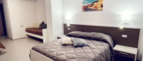 خزنة داخل الغرفة ومكتب ومساحة عمل للكمبيوتر المحمول وستائر تعتيم