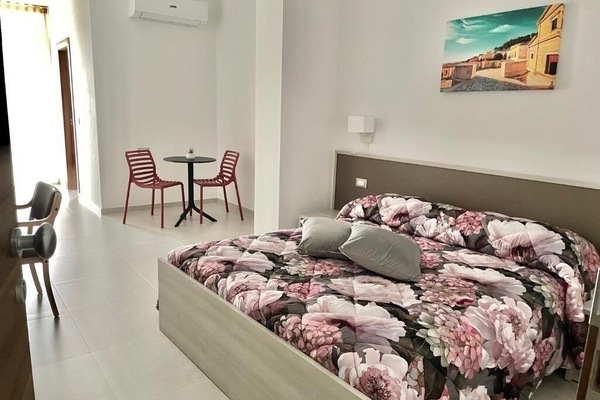 Quarto casal ou duplo empresarial, vista para o pátio | Cofres nos quartos, escrivaninha, espaço de trabalho para notebook