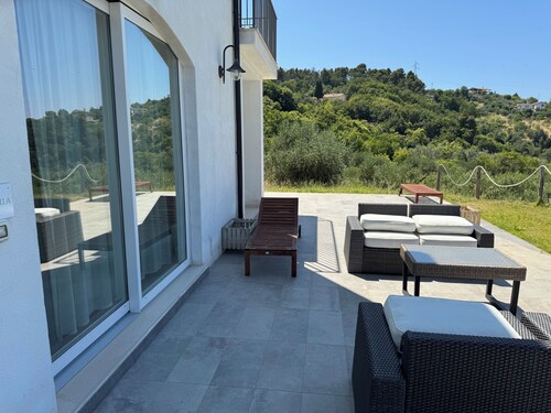 CALENELLA - Room No. 5 - Quadruple Room with sea view ideal for families.